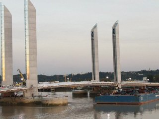 Pose de la travée levante - Pont Jacques Chaban Delmas