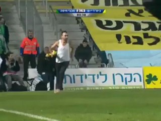 Sahaya giren taraftara polisten ilginç müdahale