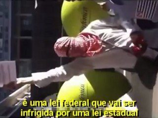 Artista de rua dá lição de moral em policiais militares com atitude fascista!