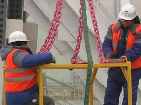 Над Чернобыльской АЭС строят новый саркофаг