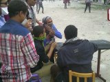 Egypte : manifestants jouent aux cartes durant un affrontement