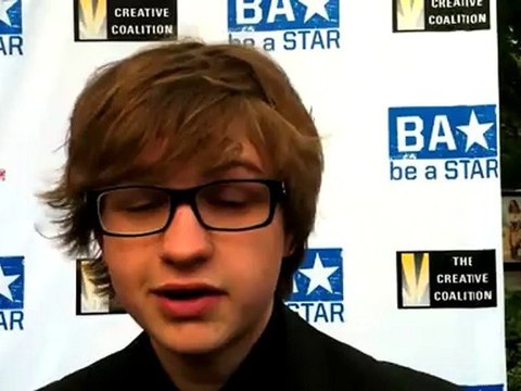 Angus T. Jones retire ses commentaires sur Mon Oncle Charlie et présente ses excuses