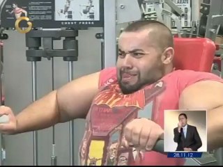 El hombre con los biceps más grandes del mundo