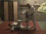 Sol contre debout : clef tendue uchi creux du genou