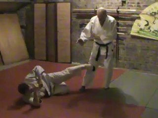 Sol contre debout : clef, blocage, atemi jambe basse