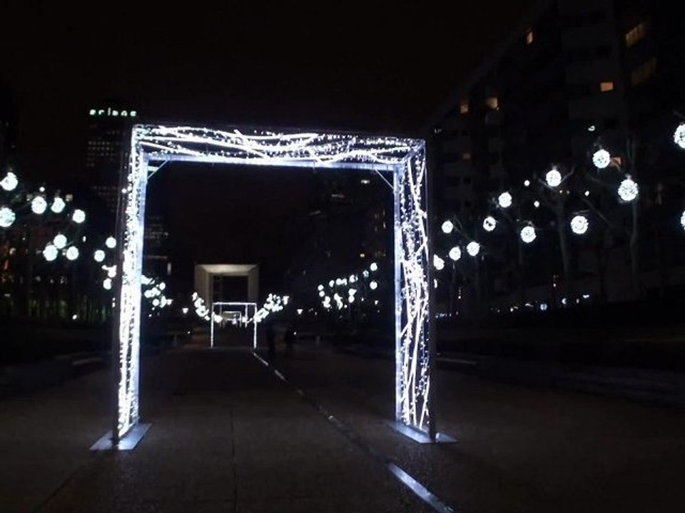 Defacto illumine La Défense