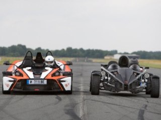 Drag race : KTM X-Bow R VS Ariel Atom 300
