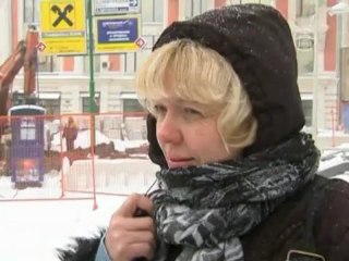 Москва стоит под снегом и в пробках