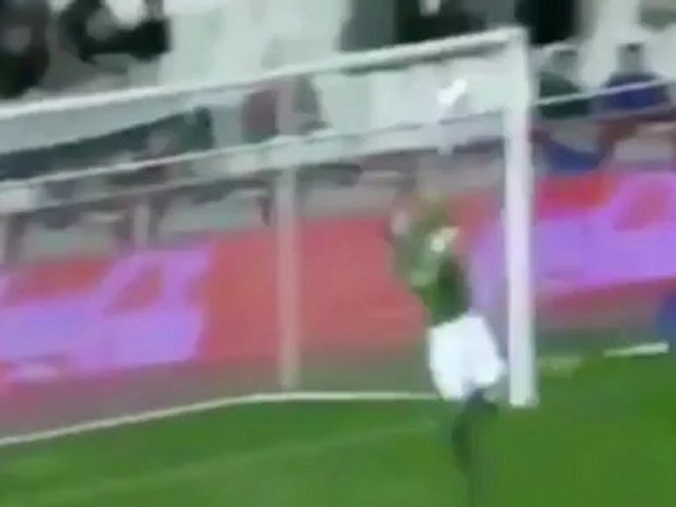 Rami trifft aus der eigenen Hälfte
