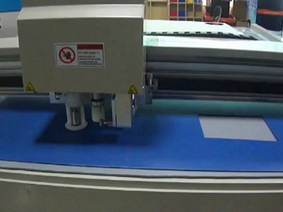 cutting coroplast machine