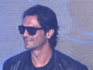 Arjun Rampal Copying Johnny Depp? - Bollywood News [HD]