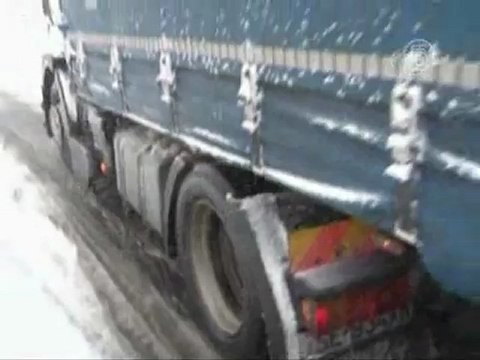 Снегопад в Германии остановил движение транспорта