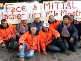 Les salariés d’ArcelorMittal démontent leur tente devant Bercy