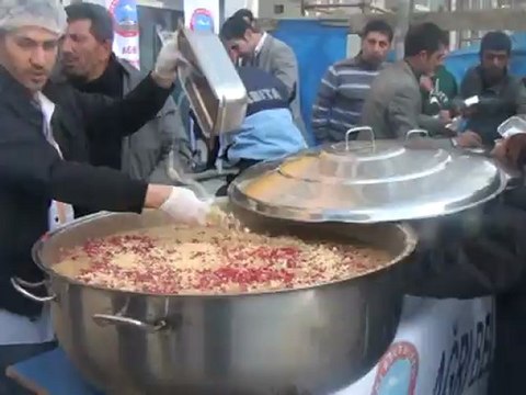 mesut gökçe ve yılmaz efe Ağrı Belediyesi Aşüre İkramında