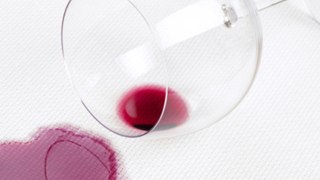 Comment enlever des taches de vin rouge