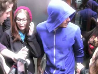 Télécharger la video: The Wanted Mock Lindsay Lohan Arrest With Shirt