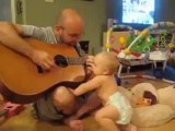 Gitar Eşliğinde Oynayan Küçük Bebeğin Sevimli Halleri