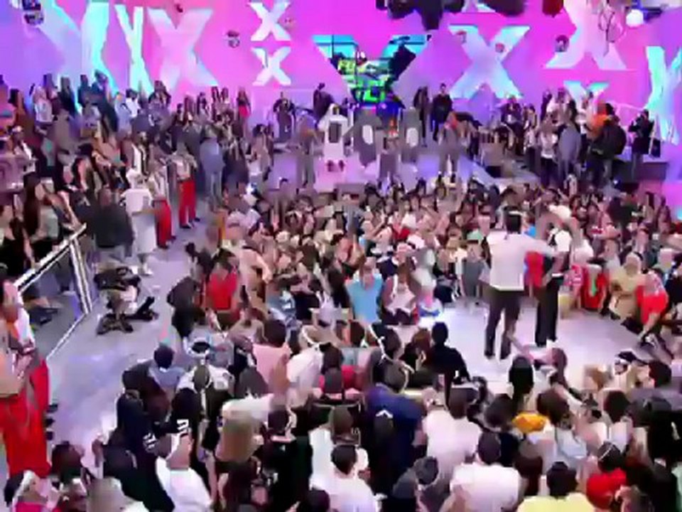 Xuxa pega a cámera a filma os fãs no TV Xuxa 2012