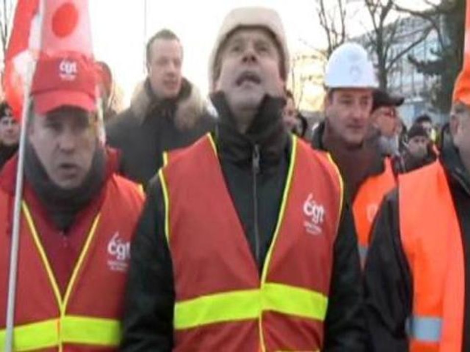 French unions rage at Hollande over Mittal deal