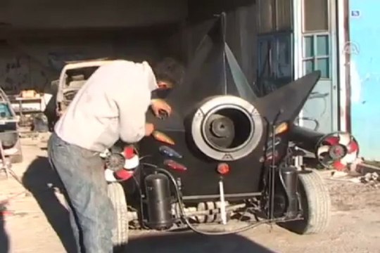 Topladığı hurdalarla otomobil yaptı