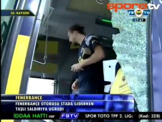 Kayserispor taraftarı Fenerbahçe otobüsüne saldırdı