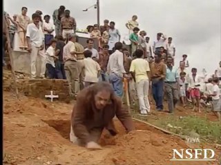 FELICIDADE - Sérgio descobre que Helena estava enterrando um tijolo