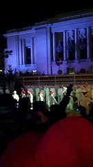 Lutins dans le froid; des dizaines d'enfants animent le parvis de la mairie de Puteaux, sous 7° au thermometre...