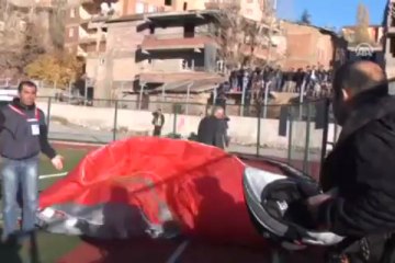 Paraşütçü sahaya indi