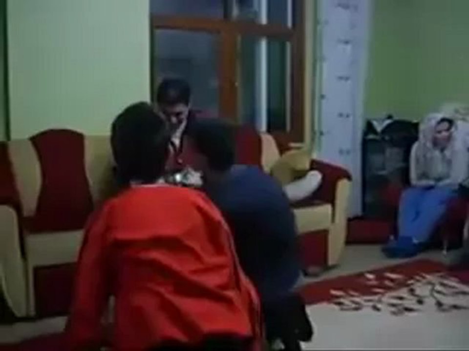 Enişteye Yapılan Çaydanlık Şakasının Korkunç Ama En Komik Sahneleri