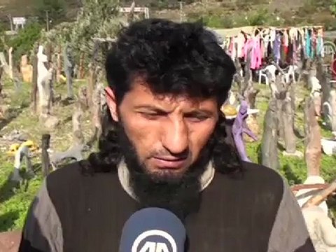 Ağaç kütüklerine şekil veriyor