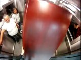 Un cerceuil dans un ascenseur ! [Nouvelle caméra cachée brésilienne]