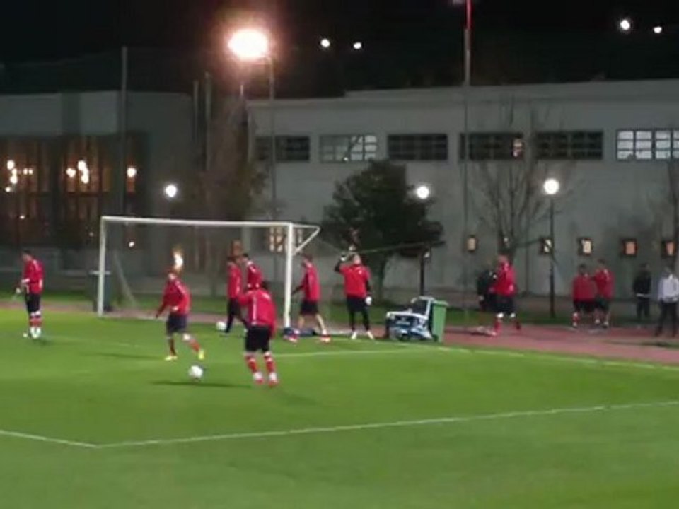 Οι παίκτες του Ολυμπιακού βγαίνουν στον αγωνιστικό χώρο για την προπόνηση