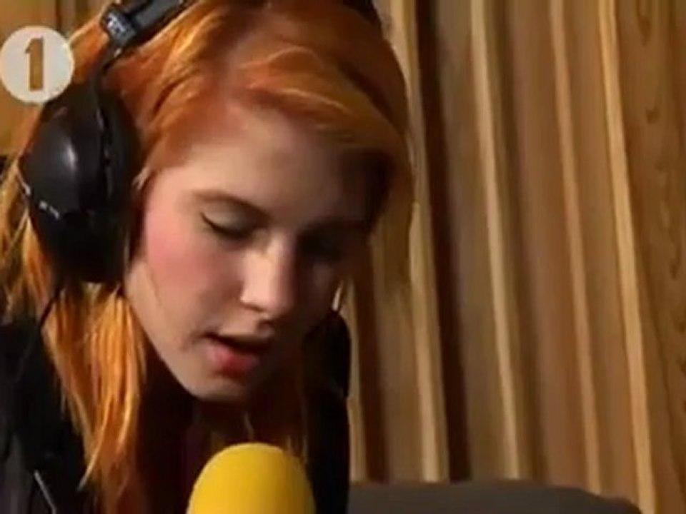 Paramore - Use Somebody (acoustic) (Cover Kings Of Leons) BBC Radio 1 Live Lounge