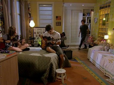 Dinho se enfurece ao ver Gil com Lia