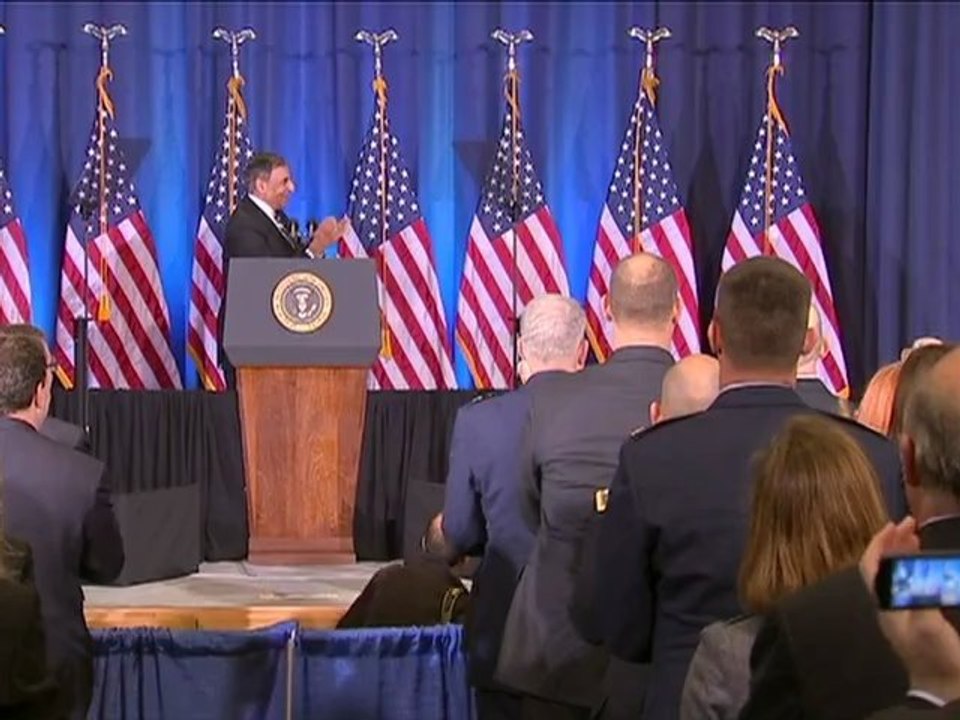 Obama warns Assad on chemical weapons