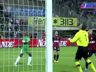 Kaleciden güldüren hata