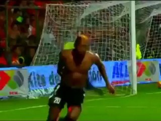 La célébration de but étrange de Duvier Riascos