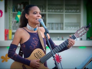 Chanteuse guitariste brésilienne var