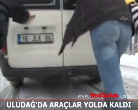 Uludağ'da yağan kar araçları yolda bıraktı