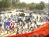 Police lathicharge students protesting Sharmila's padayatra