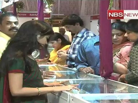 Gold dips down by Rs 200, Silver by Rs 965