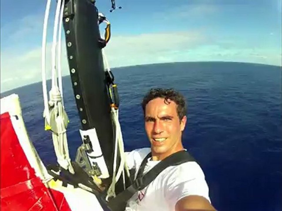 Impressionnante ascension du mât d'Initiatives Coeur par Tanguy de Lamotte - Vendée Globe 2012