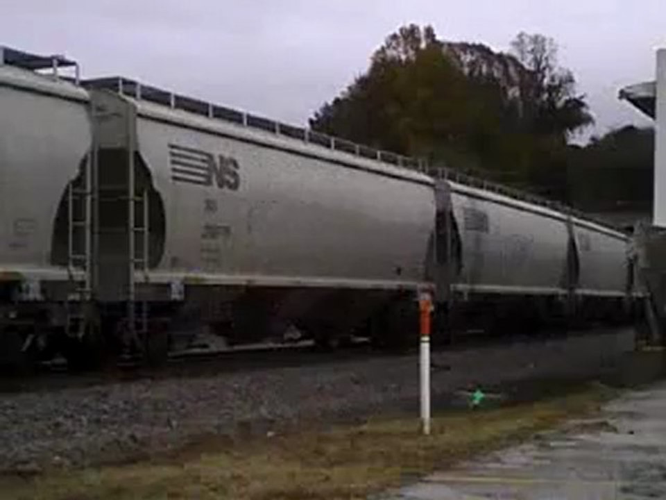 Norfolk Southern grain train northwest through Mableton Ga.