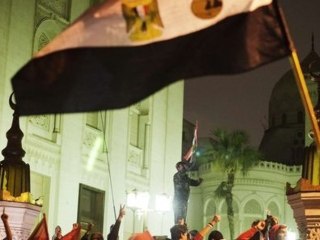 Cairo protesters camp outside presidential palace