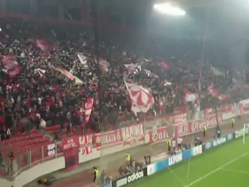 Πανηγυρισμοί στο "Γεώργιος Καραϊσκάκης" μετά την ισοφάριση σε 1-1 κόντρα στην Άρσεναλ