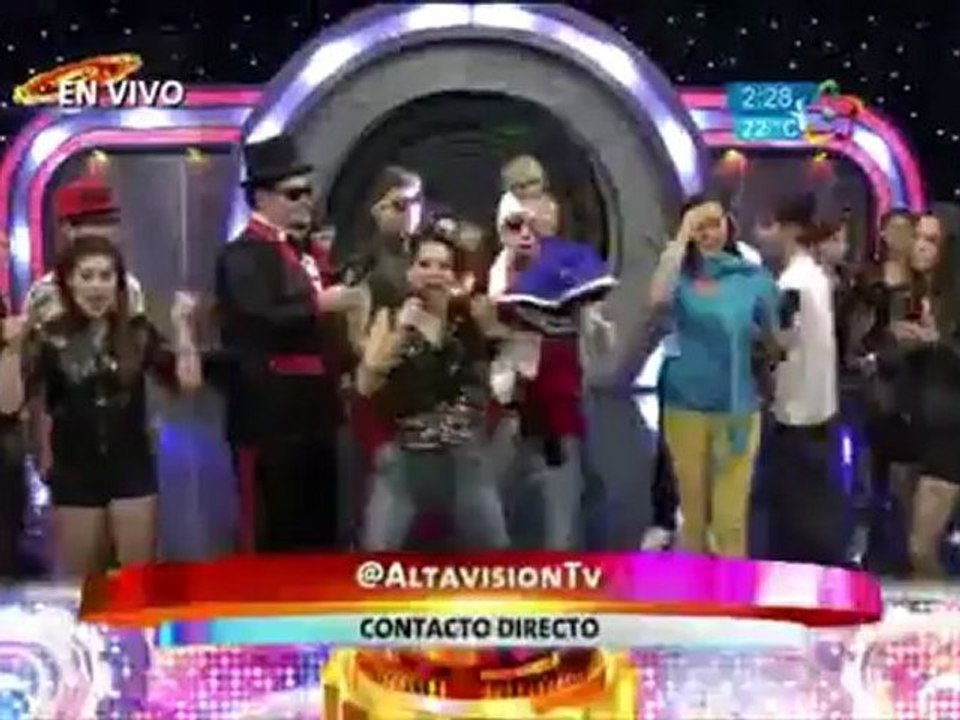 Freddy Meza entrega premio a Tomato