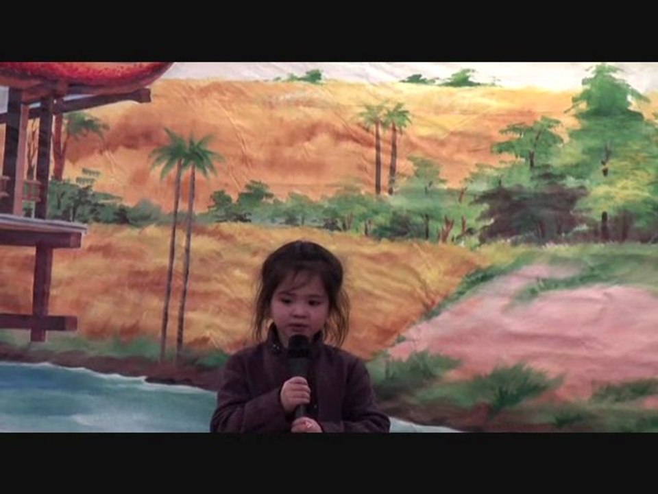 09. Lạy  Phật Quan Âm - bé Phương Lan