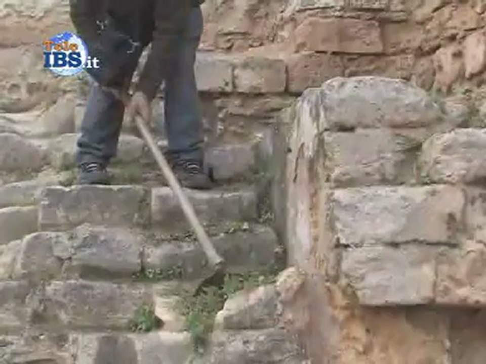 2012-12-05 Tecniche innovative e opinabili per la pulizia dell'Arco Normanno