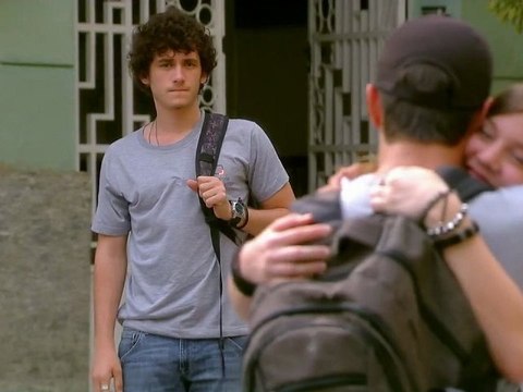 Lia abraça Gil e Dinho sente ciúmes