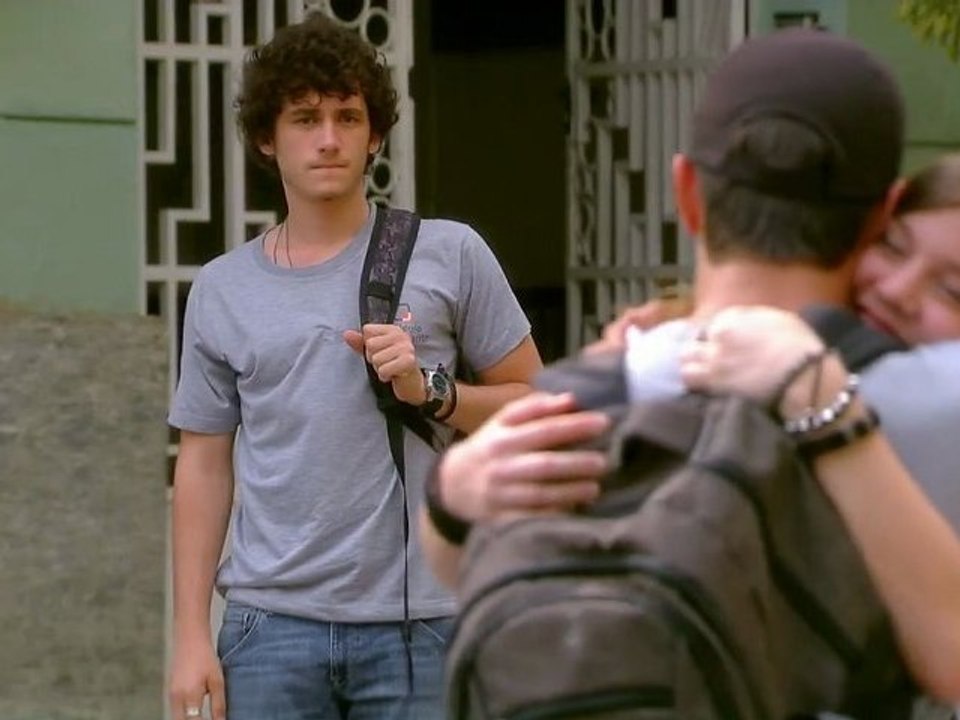 Lia abraça Gil e Dinho sente ciúmes